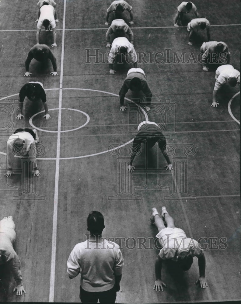 1965 Press Photo Milwaukee police department during a training workout- Historic Images