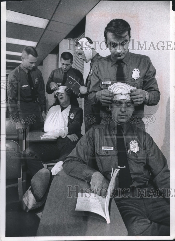 1969 Press Photo Milwaukee Policemen practice first aid knowledge on each other