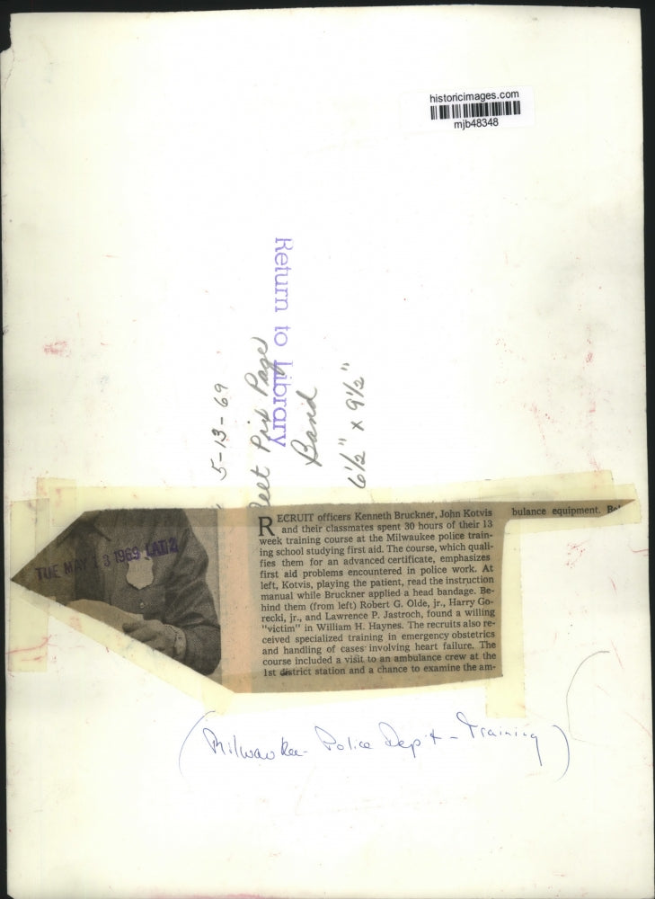 1969 Press Photo Milwaukee Policemen practice first aid knowledge on each other