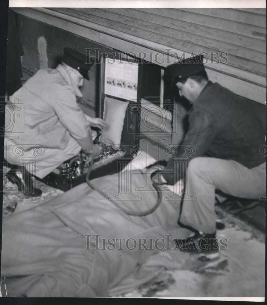 1949 Press Photo Milwaukee Fire Department responds to gas leak - mjb48393
