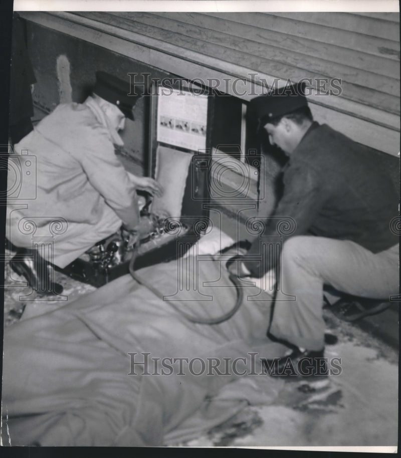 Load image into Gallery viewer, 1949 Press Photo Milwaukee Fire Department responds to gas leak - mjb48393

