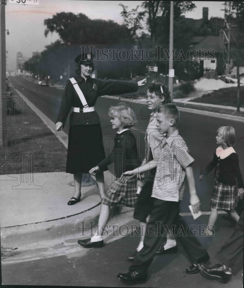 1953 Press Photo June Kamine works as a crossing guard in Milwaukee, Wisconsin
