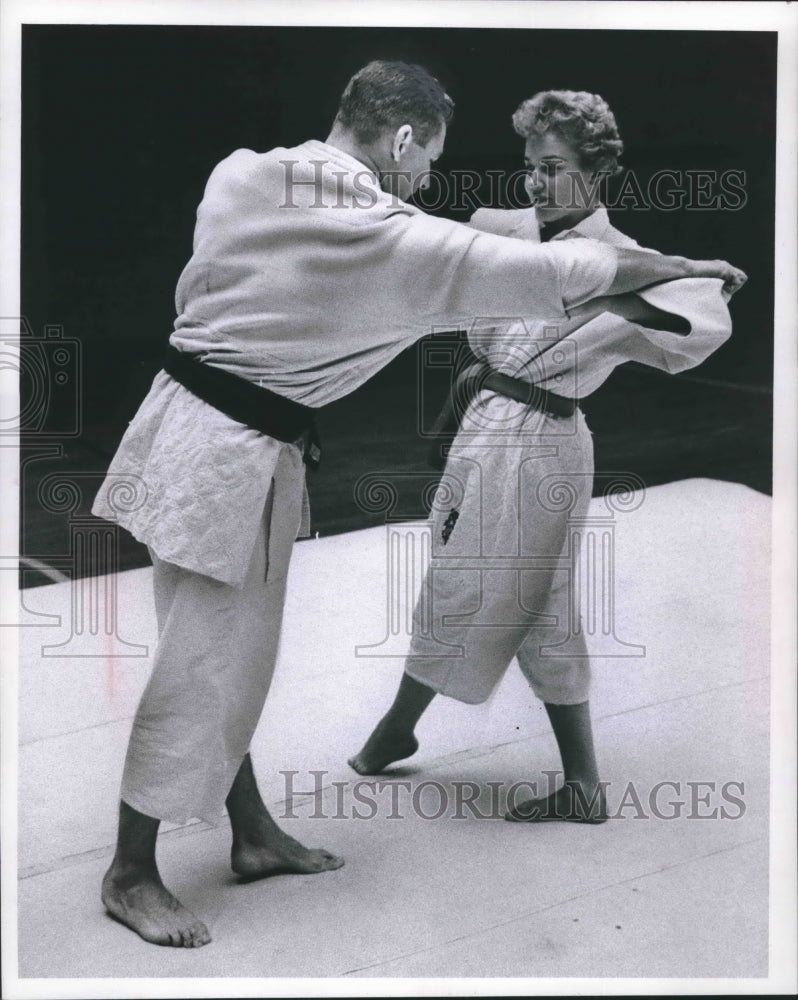 1960 Press Photo Elizabeht Bzolisek and James Shackett, Milwuakee police- Historic Images