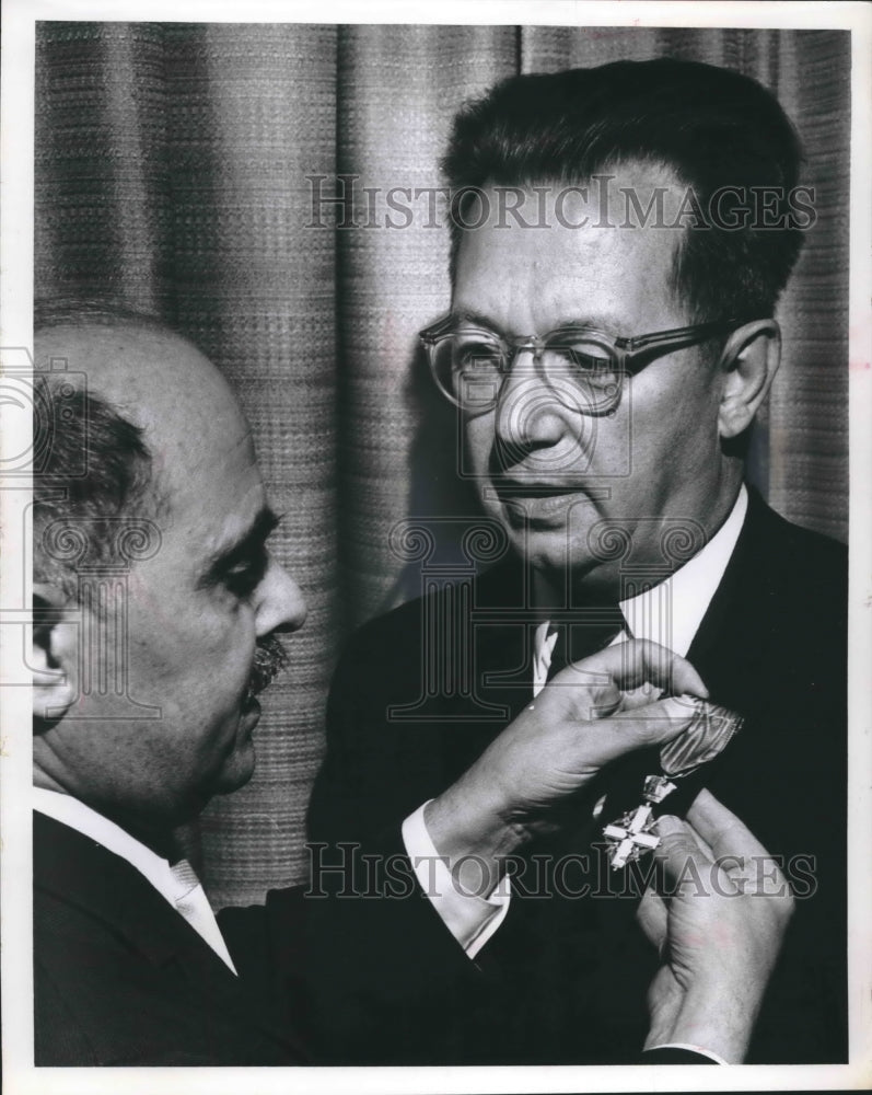 1963 Press Photo Circuit Judge Robert Hansen receives Italy's order of merit