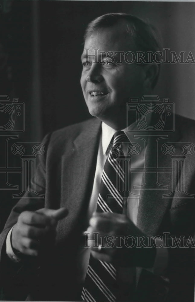 Load image into Gallery viewer, 1986 Press Photo Robert Hanson, President and CEO of Angostuo International, US
