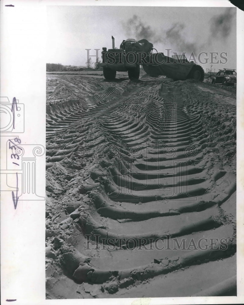 1968 Press Photo Heavy duty Equipment an earth mover leaves &quot;footprints&quot;.- Historic Images