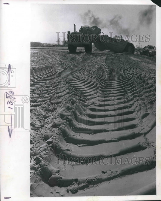 1968 Press Photo Heavy duty Equipment an earth mover leaves "footprints".- Historic Images