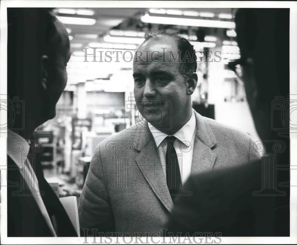 1968 Press Photo Paul Haney Public Offers Officer And Voice Of Astronauts In TX.- Historic Images