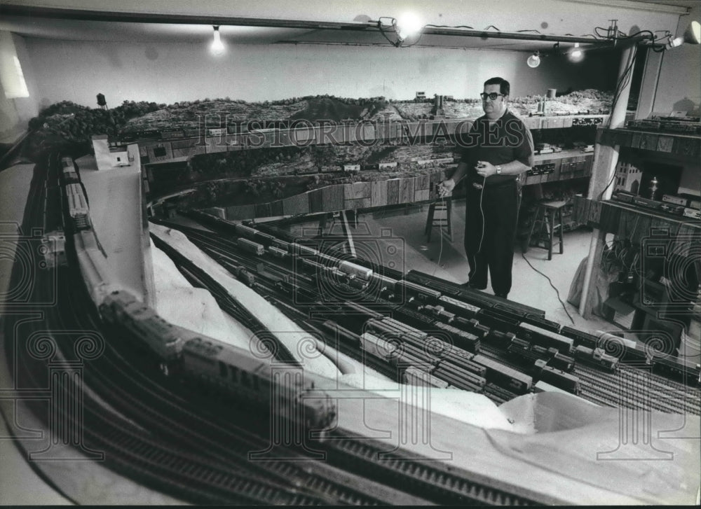 1983 Press Photo James Hediger Looks Over Train Display In Lilliputian World- Historic Images