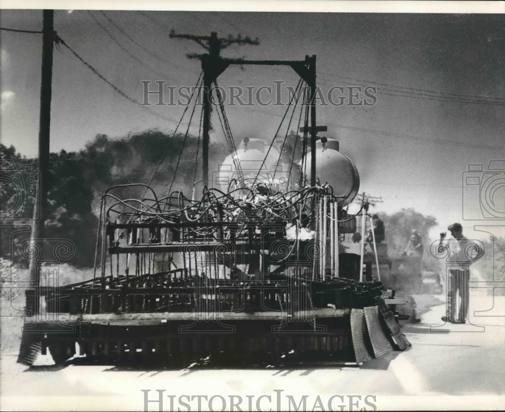 1975 Press Photo Heavy Duty Equipment recycling asphalt near Kenosha Wisconsin