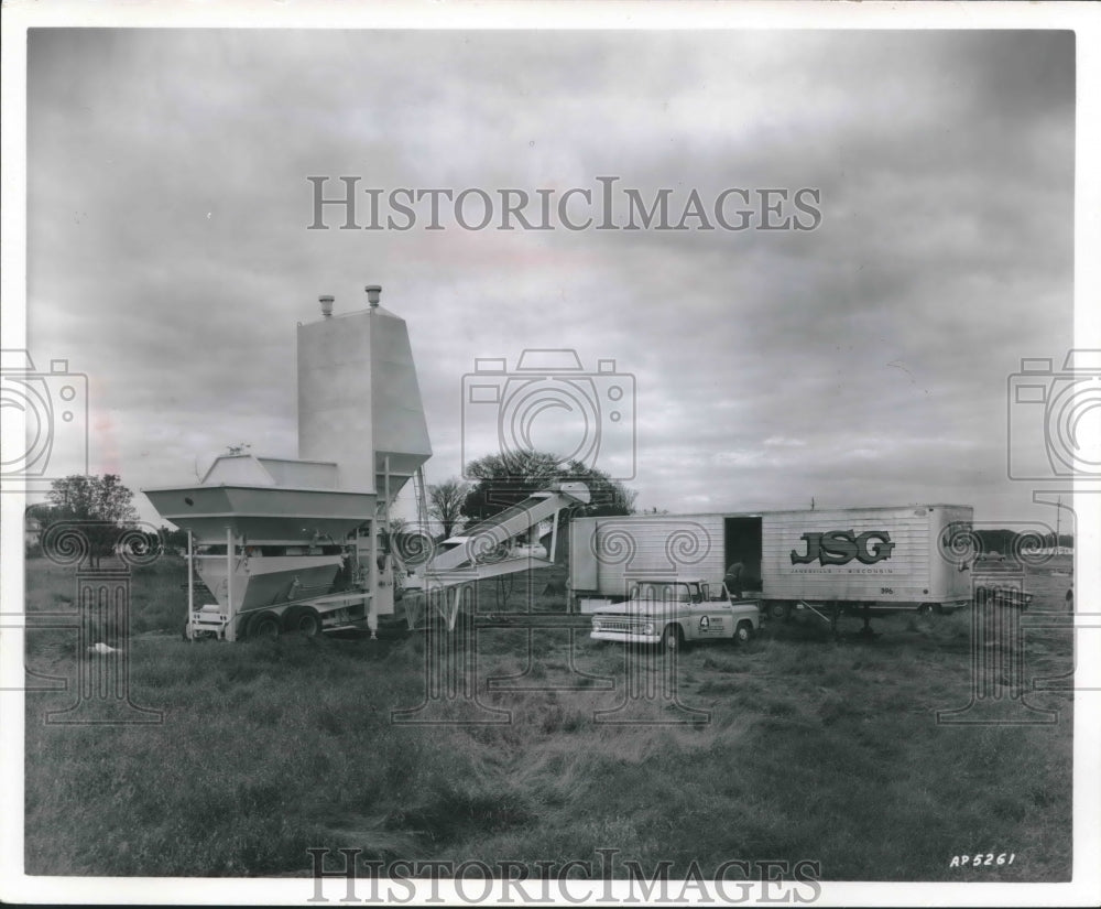 1968 Press Photo T.L. Smith tests Park N Batch for HighSpeed Concrete Production- Historic Images