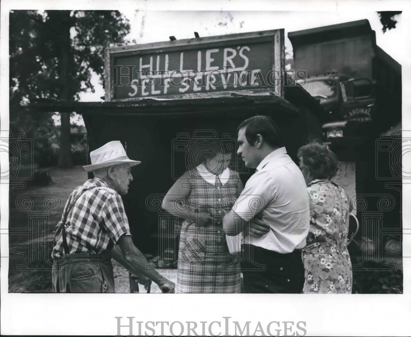Load image into Gallery viewer, 1973 Press Photo Raymond Hillier interviewed by Greg Risch about vegetable stand
