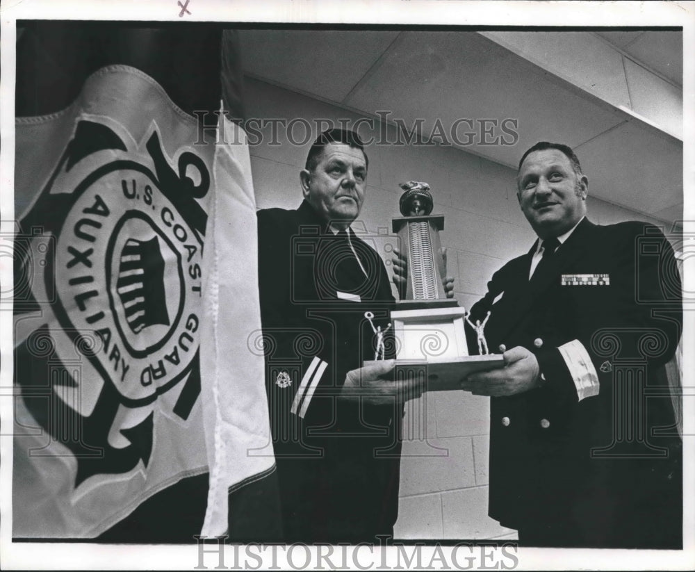 1973 Press Photo Commodore's Trophy is presented to James Henning of Wisconsin