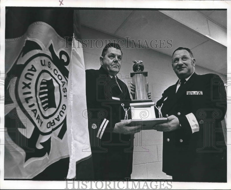 Load image into Gallery viewer, 1973 Press Photo Commodore's Trophy is presented to James Henning of Wisconsin
