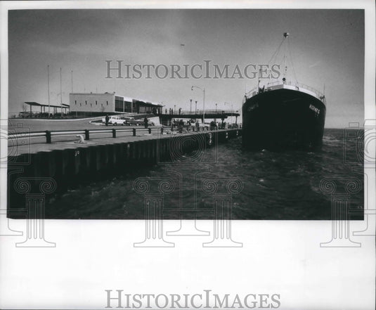 1960 Press Photo Highway 16 boat docked at Passenger Pier, Milwaukee - mjb48992- Historic Images