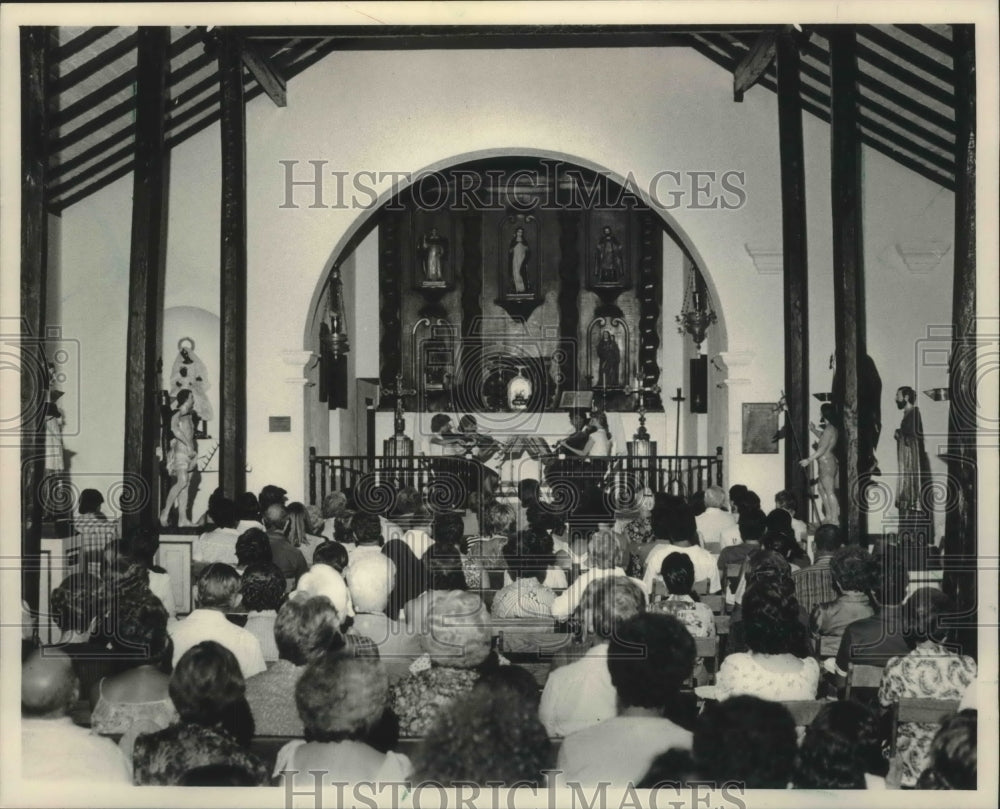 1983 Press Photo A string quartet played at a church in San German, Milwaukee- Historic Images