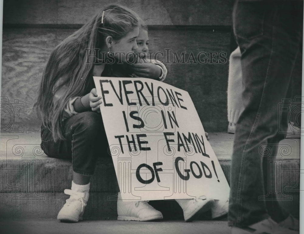 1987 Press Photo Karen Windau and sister held signs during commemorative march.- Historic Images