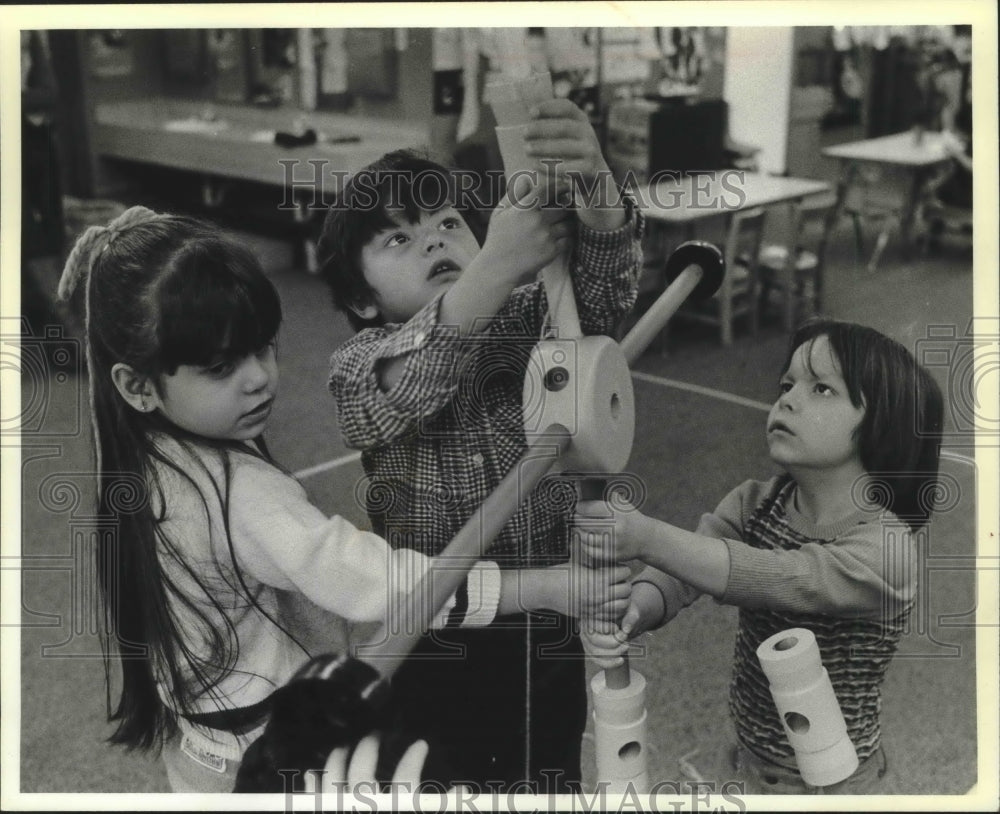 1980 Press Photo Children at Guadalupe Head Start play with giant tinker toy, WI- Historic Images