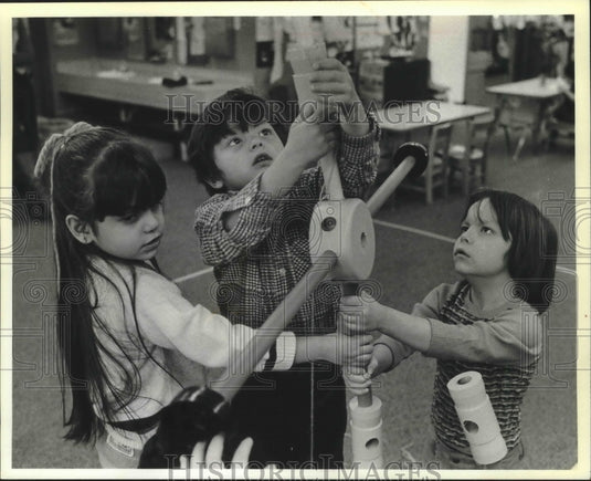 1980 Press Photo Children at Guadalupe Head Start play with giant tinker toy, WI- Historic Images