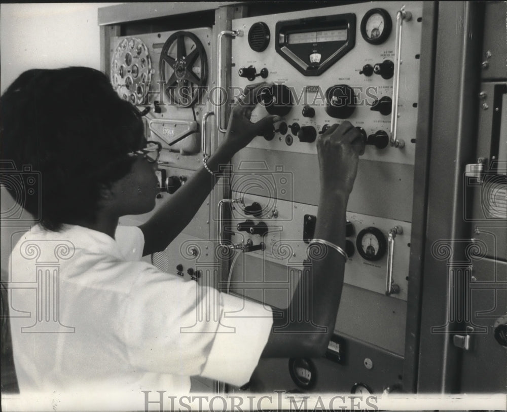 1965 Press Photo Radio Operator Does Her Chores At An Office In British Guyana