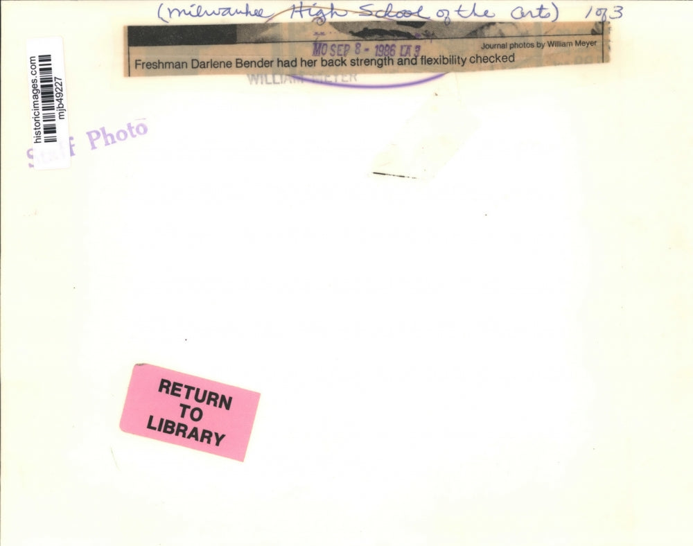 1986 Press Photo Darlene Bender stretches back at Milwaukee High School of Arts