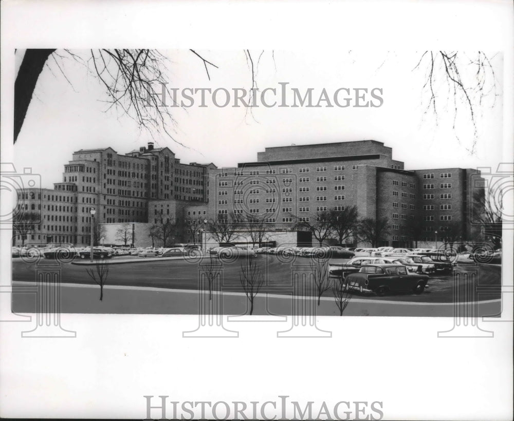 1967 Press Photo Parking at the Milwaukee County Hospital, Wisconsin - mjb49257