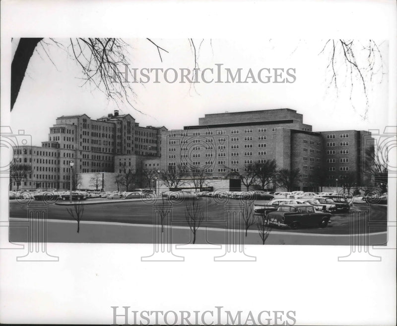 Load image into Gallery viewer, 1967 Press Photo Parking at the Milwaukee County Hospital, Wisconsin - mjb49257
