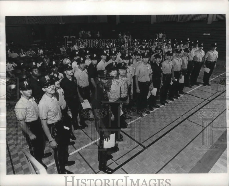 Load image into Gallery viewer, 1973 Press Photo Group of men at police department, Milwaukee. - mjb49326
