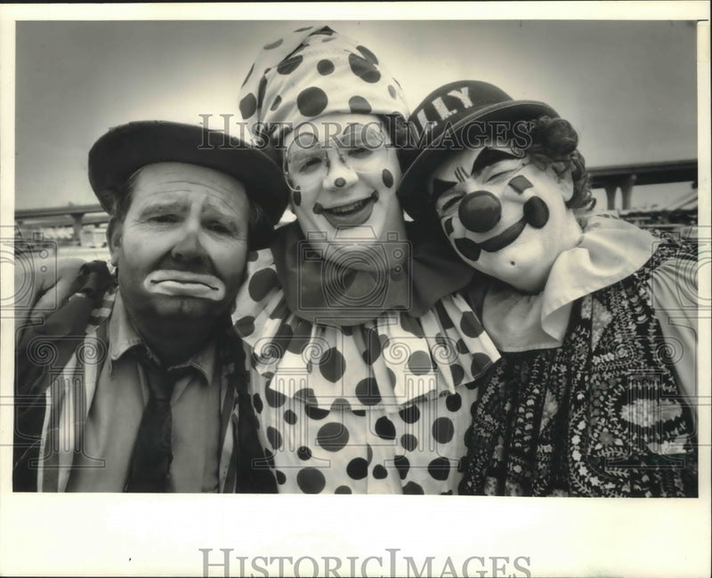 Load image into Gallery viewer, 1987 Press Photo Three clowns at the Great Circus Parade in Wisconsin.
