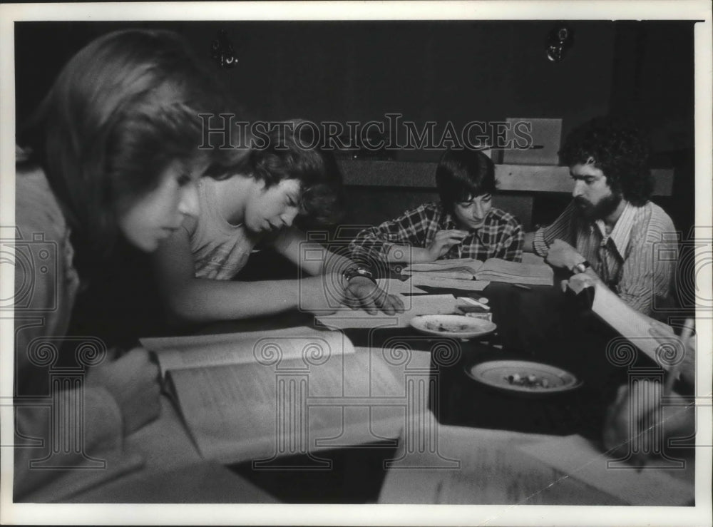 1978 Press Photo High School class meets in basement of Olympic Lanes-Milwaukee- Historic Images