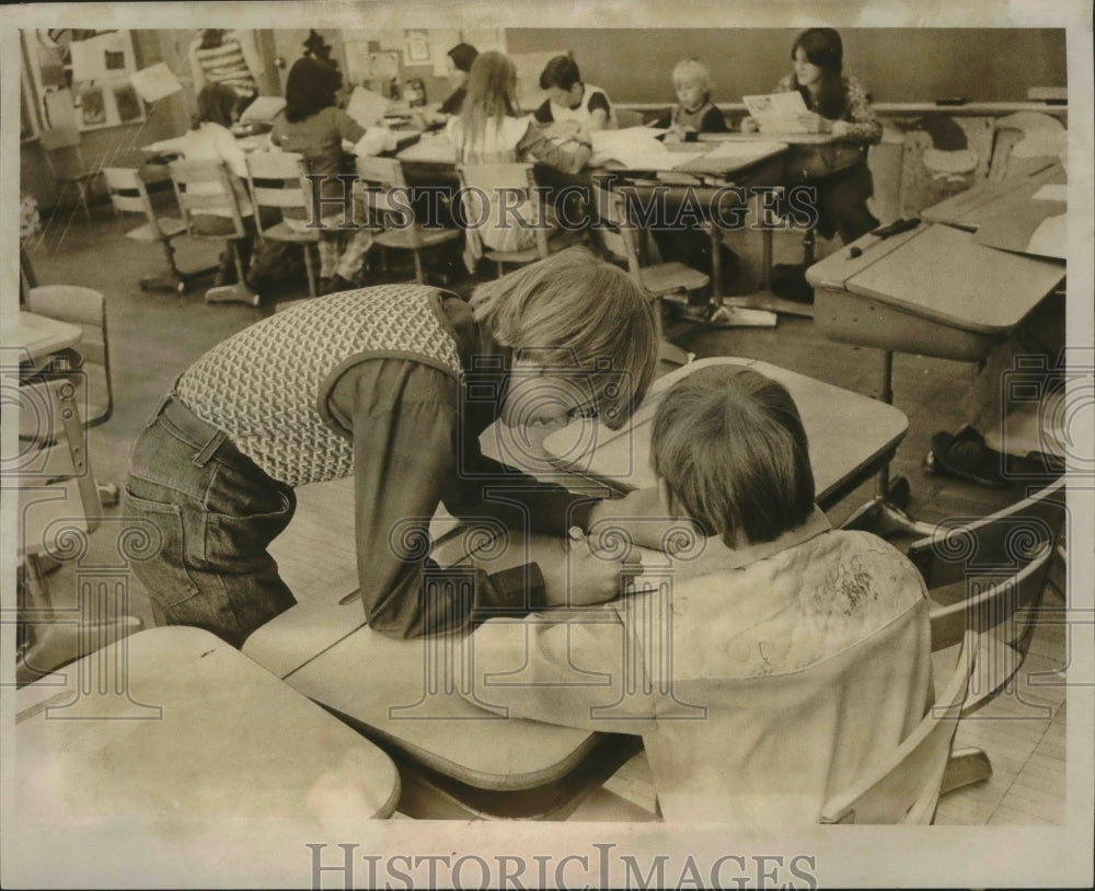 1976 Press Photo Clement students work at reading and geography, Milwaukee- Historic Images