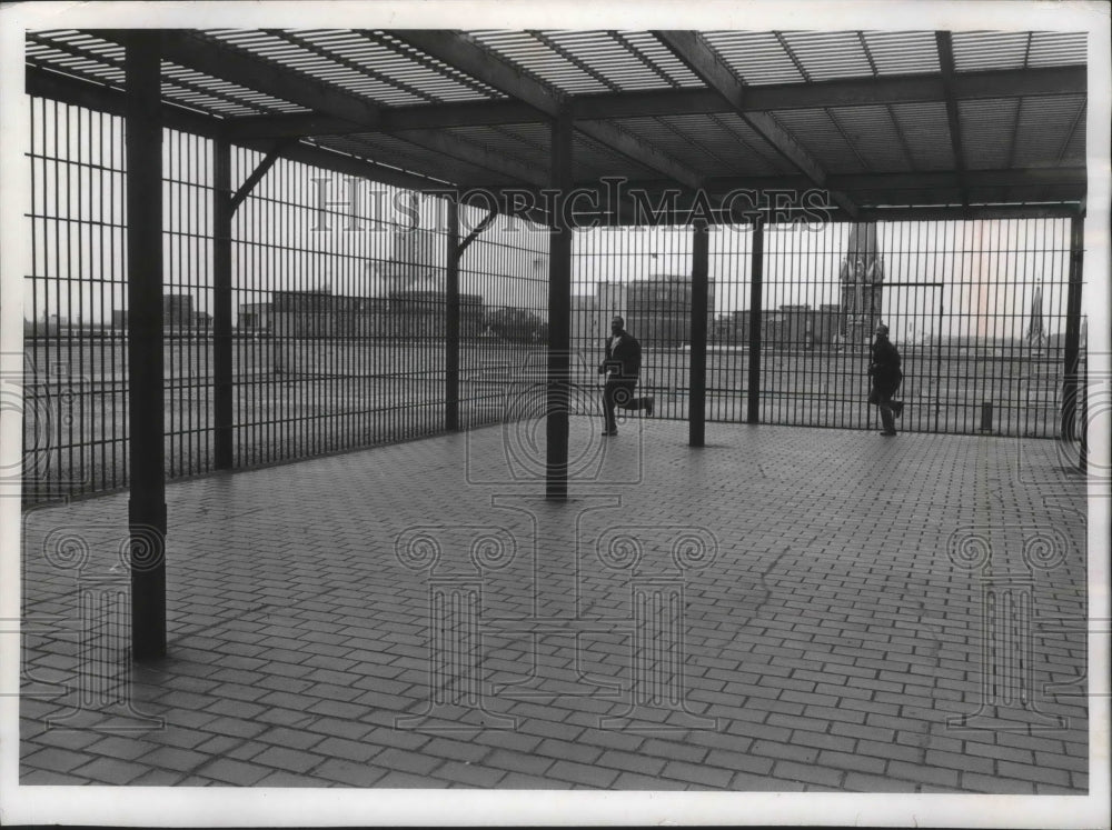 1969 Press Photo Inmates Jog around Rooftop on Milwaukee Safety Building