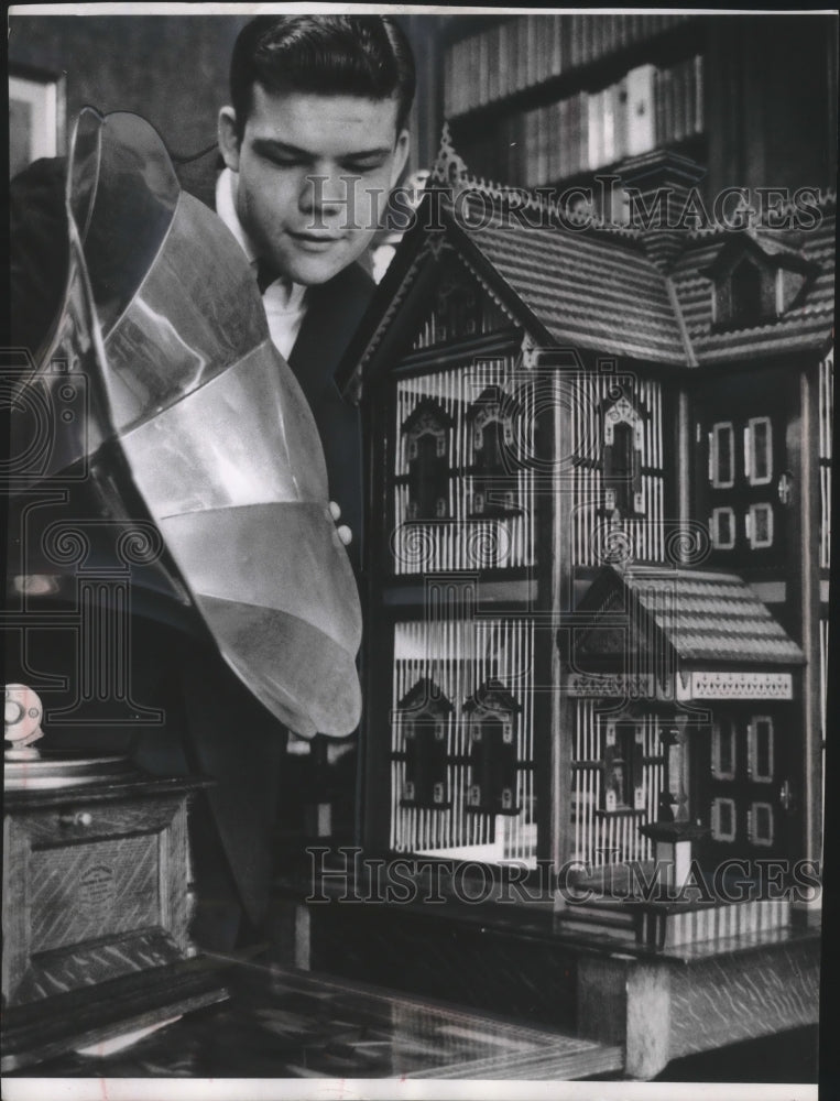 1961 Press Photo Victorian era items at Milwaukee County Historical Society