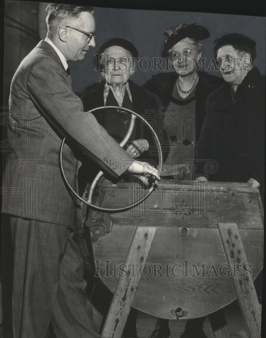 1952 Press Photo 1894 machine on display Milwaukee County Historical Society- Historic Images
