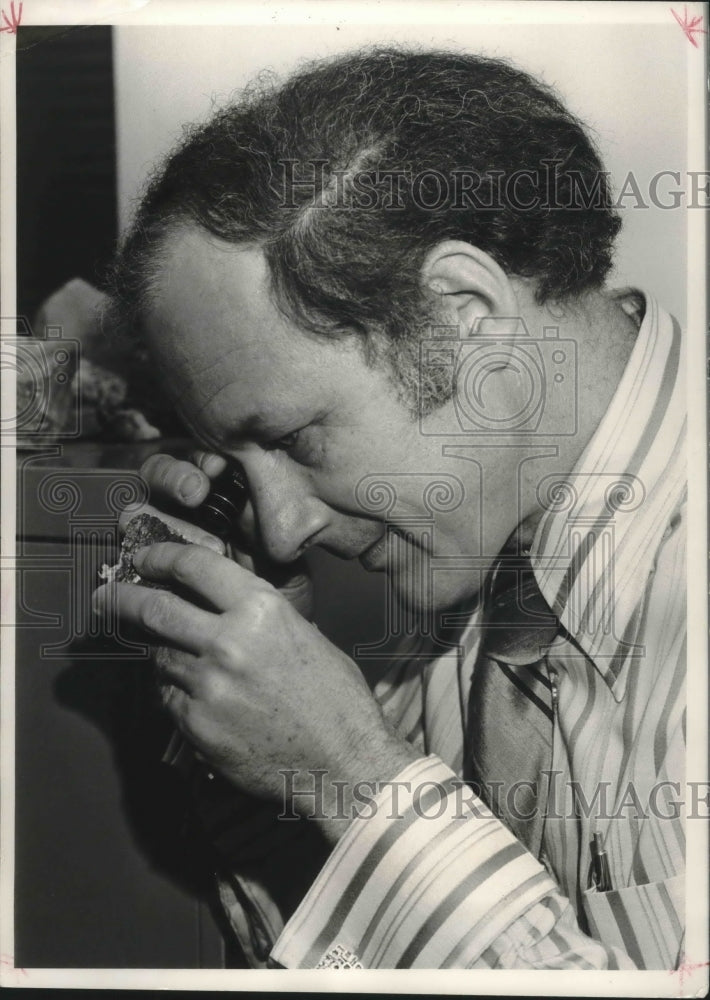 1972 Press Photo John Mink, VP Of Earth Sciences, At His Washington Office
