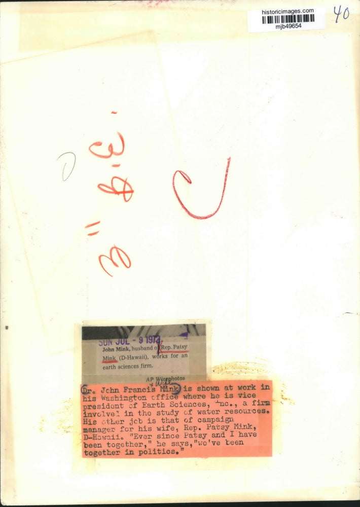 1972 Press Photo John Mink, VP Of Earth Sciences, At His Washington Office