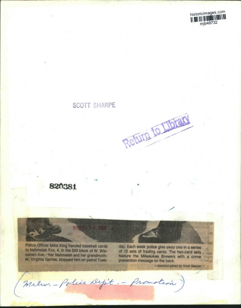 1962 Press Photo Police Officer Mike King Gives Baseball Cards to Nahmelah Fox