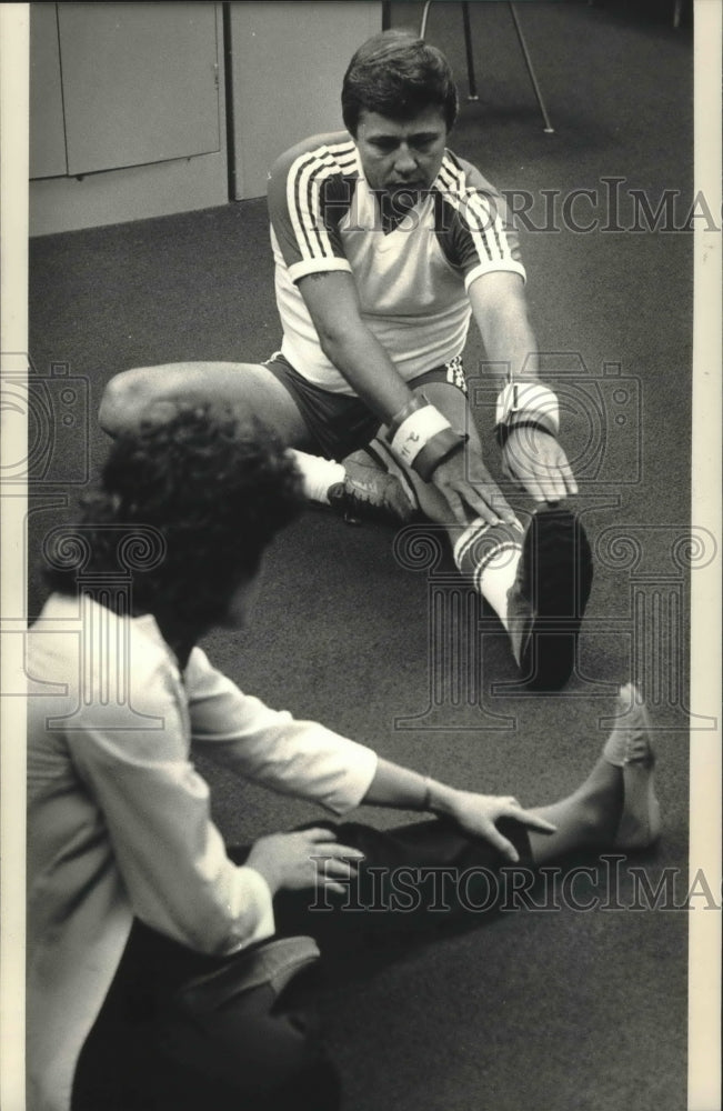 1986 Press Photo Detective Gary Marks exercises after &quot;Portrait in Blue Series&quot;- Historic Images