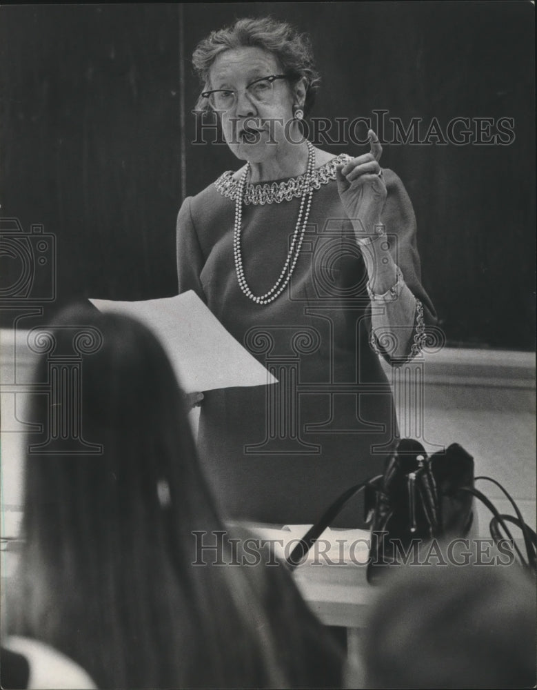 1974 Press Photo Dora Grunewald speaks at Marshall High about her German poetry - Historic Images