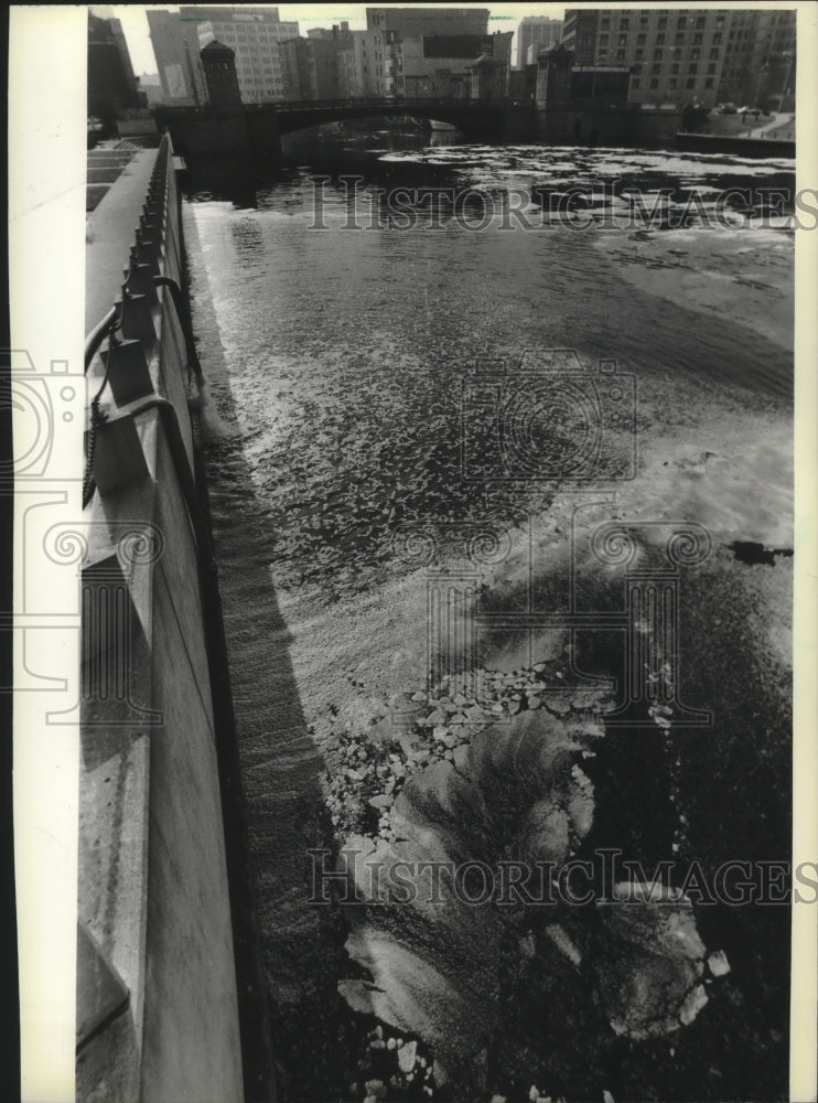 1983 Press Photo Raw Sewage was pumped into the Milwaukee River- Historic Images