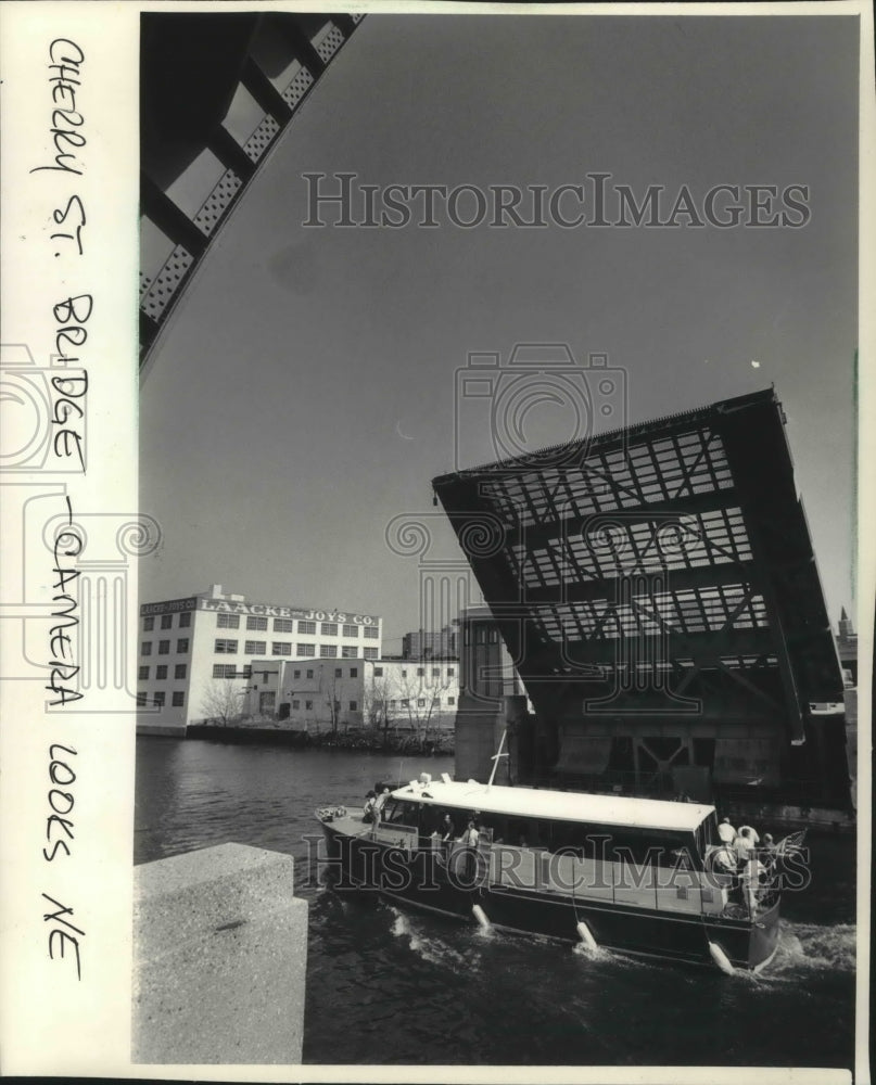 1965 Press Photo The Harbor Escort tour on the Milwaukee River at Cherry St.,
