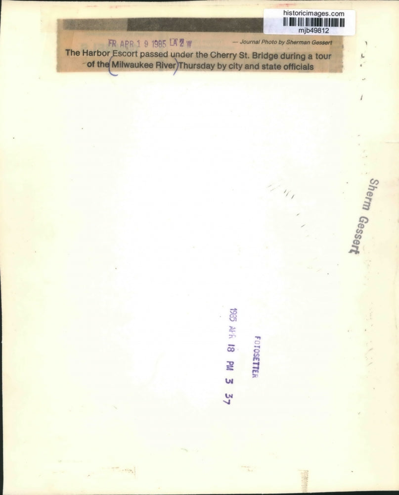 1965 Press Photo The Harbor Escort tour on the Milwaukee River at Cherry St.,