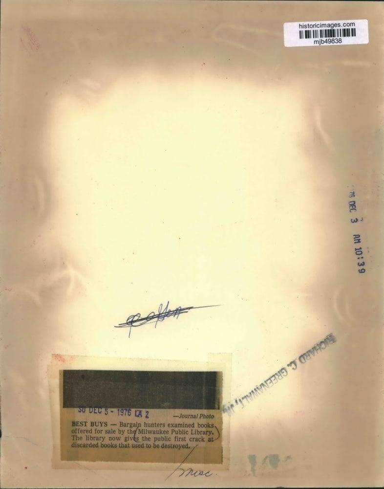 1976 Press Photo Bargain hunters examine discarded library books, Milwaukee.