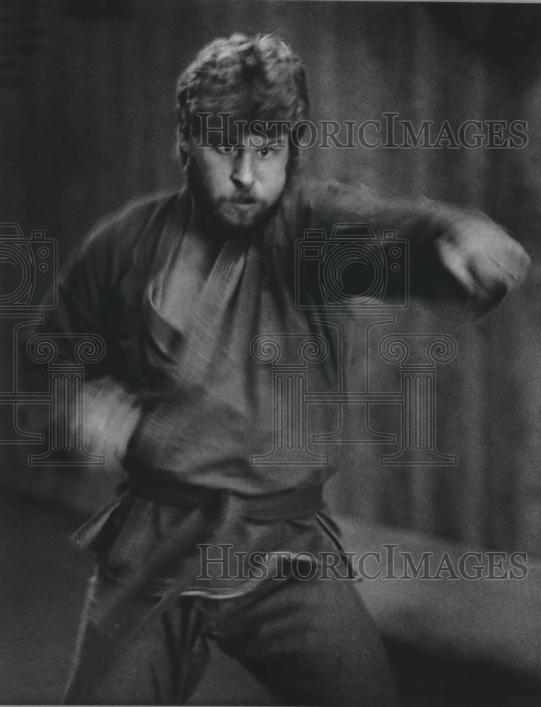 1984 Press Photo Jerry Rieder working out at the Four Winds Martial Arts Studio.- Historic Images