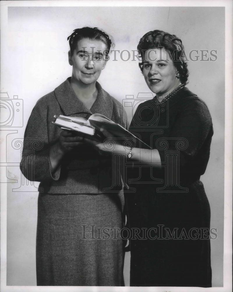 1960 Press Photo Mrs. John Riedl and Mrs. Ronald D. Anderson of Milwaukee.