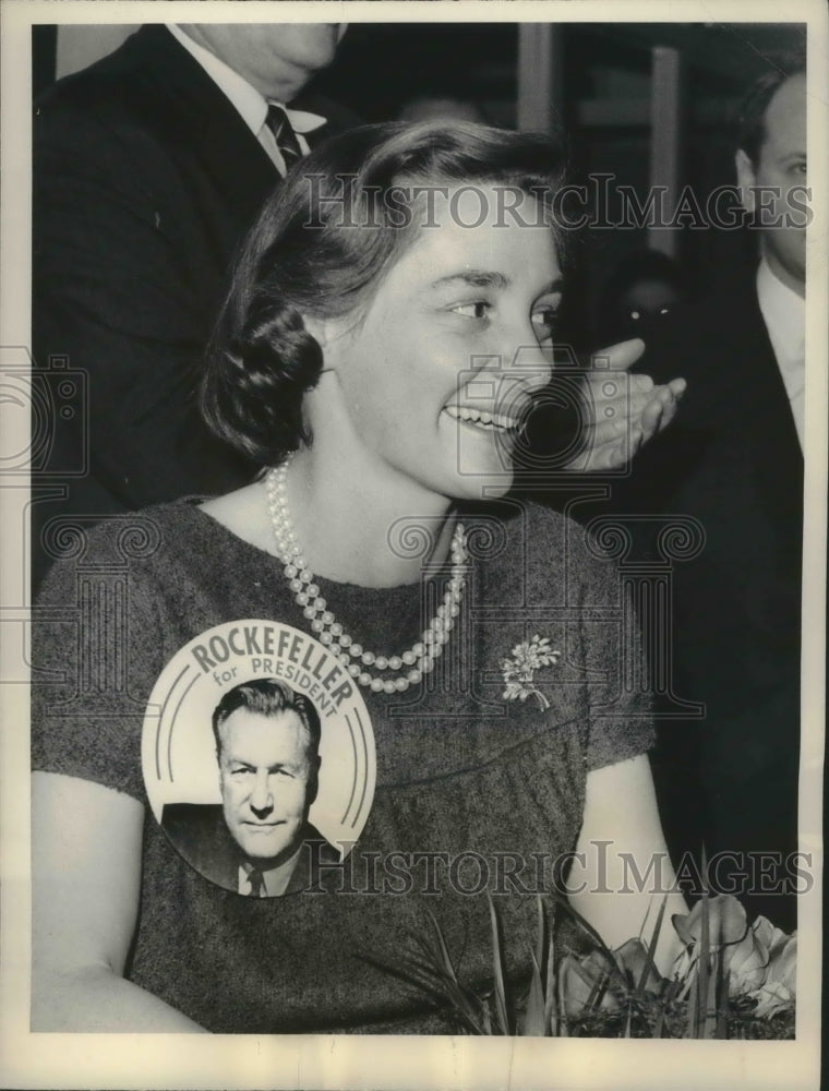 1964 Press Photo "Rockefeller for President" worn by Mrs. Rockefeller, New York