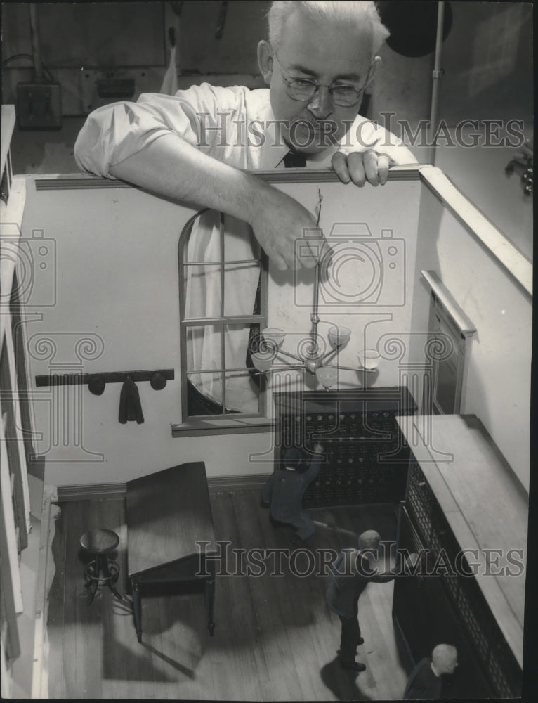 1951 Press Photo C.K. Gebhardt checks diorama in Milwaukee Museum exhibit- Historic Images