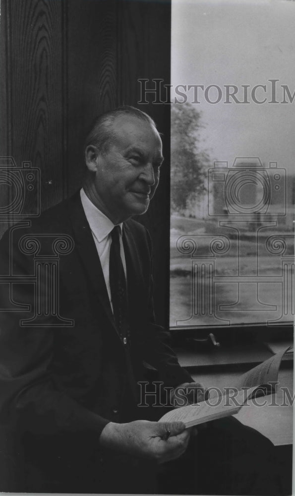 1969 Press Photo Roger E. Guiles president of Wisconsin State University-Oshkosh- Historic Images