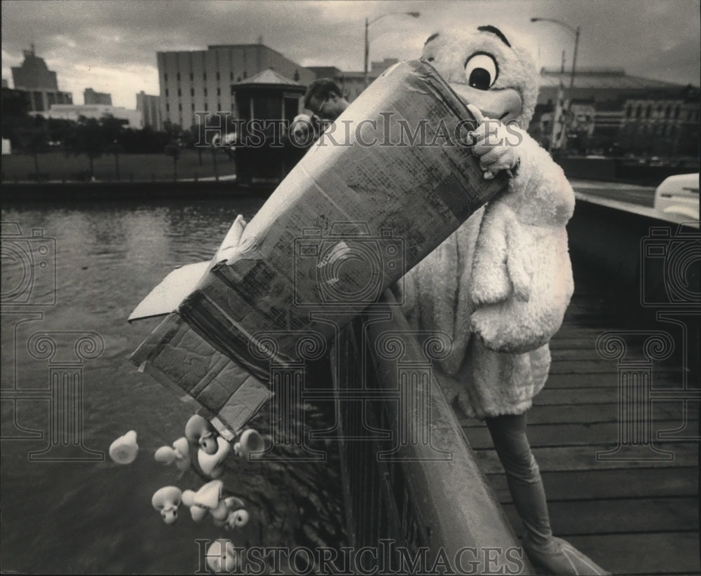 1988 Press Photo Chris Flieller Dumps Ducks in Milwaukee River for charity- Historic Images