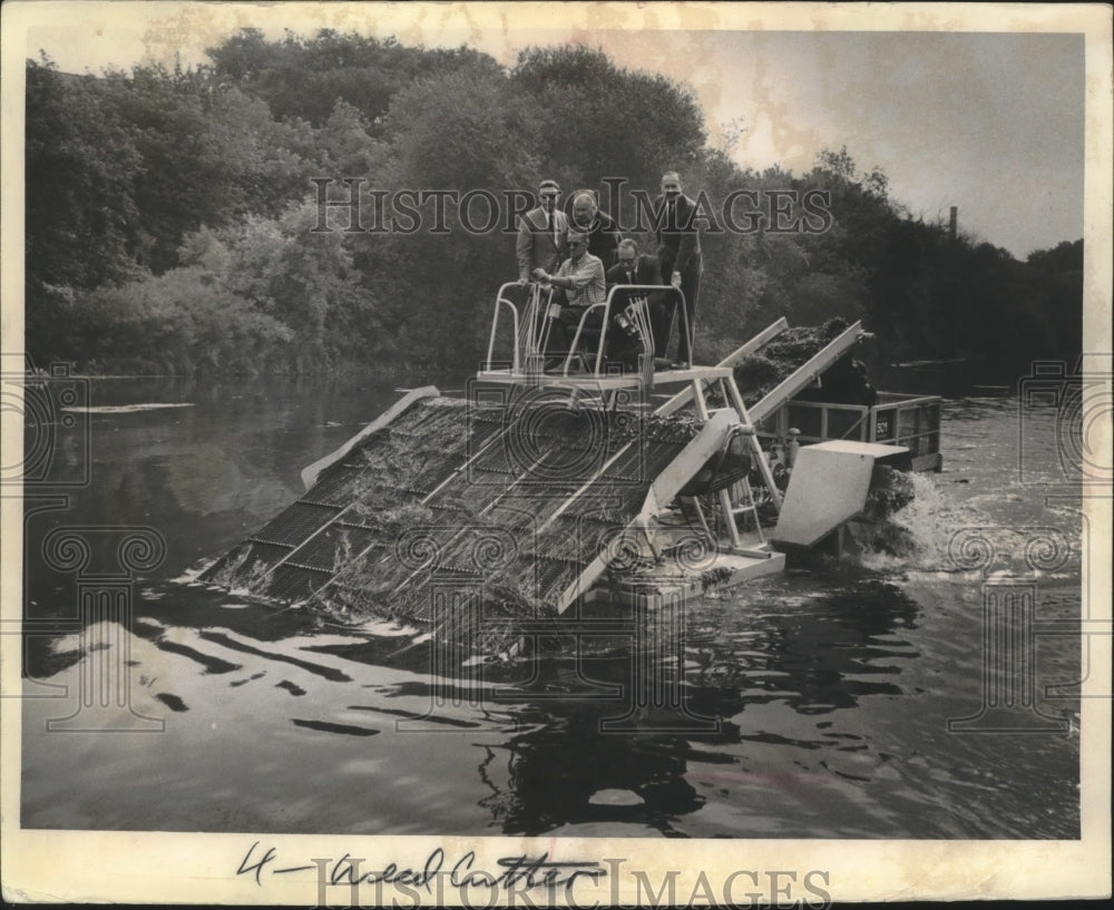 1967 Press Photo Harry F Grinwald Demonstrated Weed Cutter in Milwaukee River